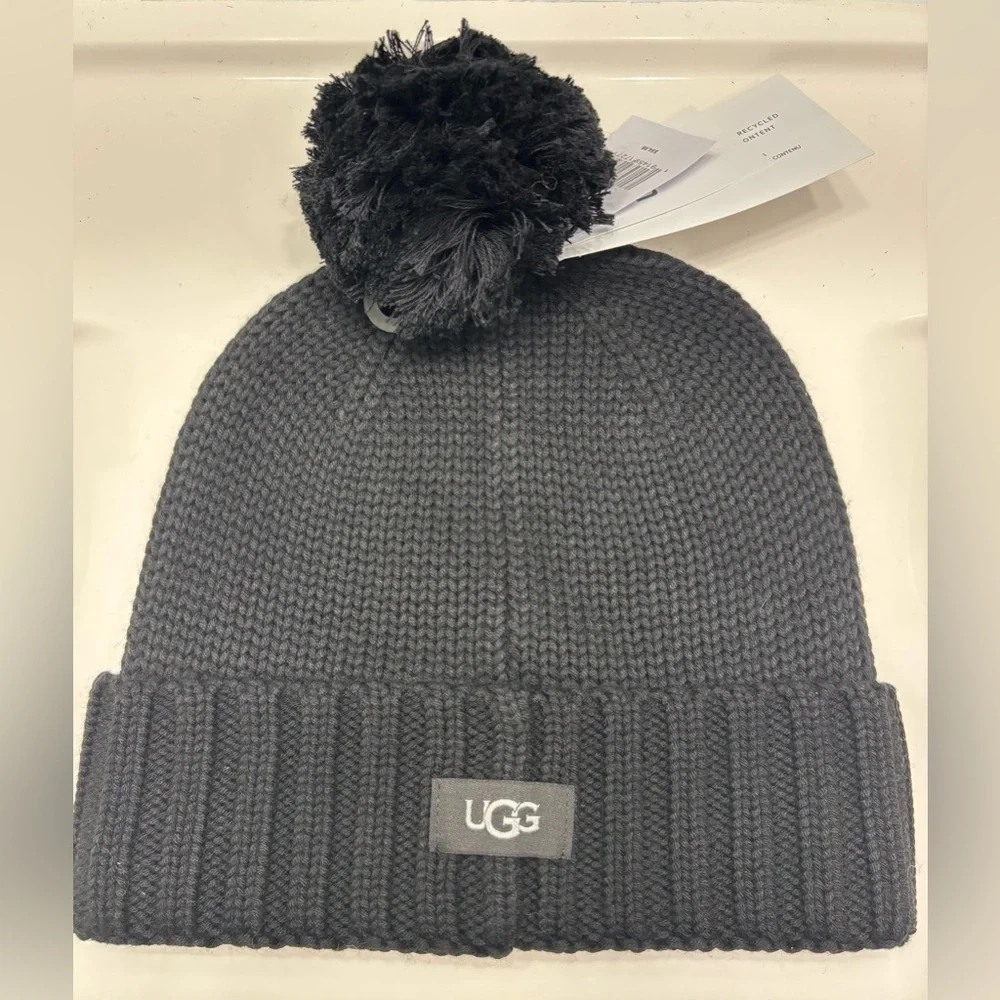 NWT UGG Knit Beanie with Faux Fur Pom Black One Size Winter Hat